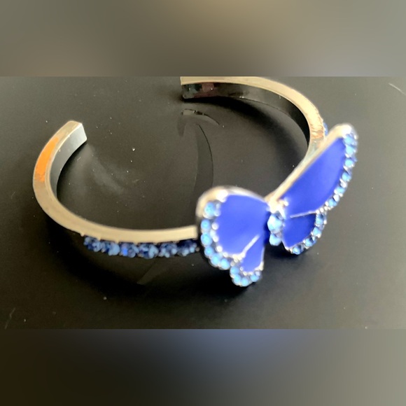 Highly detailed sparkling blue butterfly. Royal blue center that sparkles in… - Picture 2 of 4